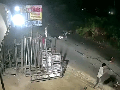 एक्सीडेंट के बाद आसपास के लोग मौके पर पहुंचे।