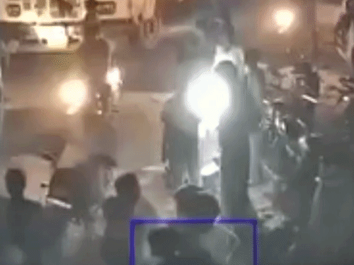 ड्राइवर कुछ दूरी पर ट्रक छोड़कर फरार हो गया। मौके पर काफी भीड़ जमा हो गई।
