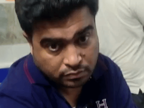 वार्ड 10 के पार्षद रमन छतवाल मामले की जानकारी देते हुए।