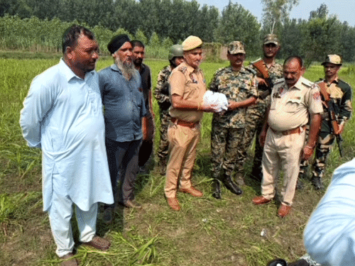 Suspicious Packet Found in Pathankot Near Border | BSF Police Probe