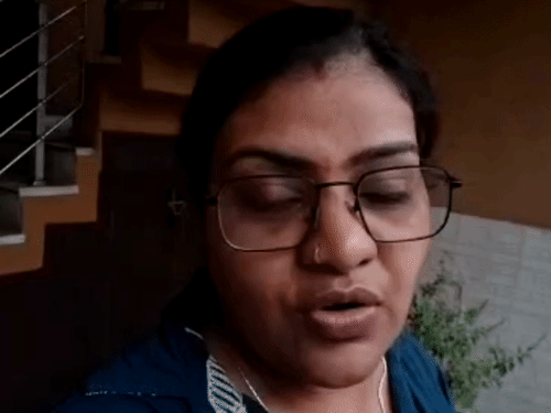 CA तनवी अपने घर में दाखिल होकर वीडियो बनाते हुए।