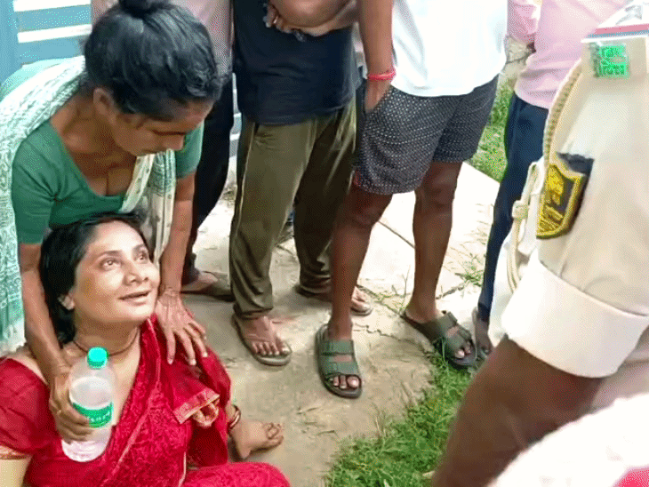 रोते बिलखते हुए पत्नी।