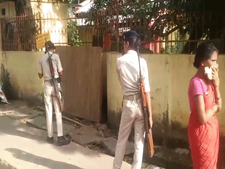 मौके पर पहुंची पुलिस। आसपास लोगों की जुटी भीड़।