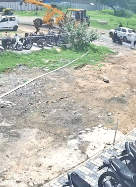 घटना के बाद क्रेन का ड्राइवर फरार हो गया। आसपास के लोग छात्रा की मदद के लिए मौके पर पहुंचे।