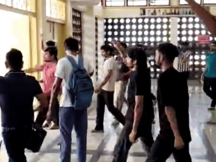 बैठक के बाद नारेबाजी करते हुए ऑडिटोरियम से निकले छात्र।
