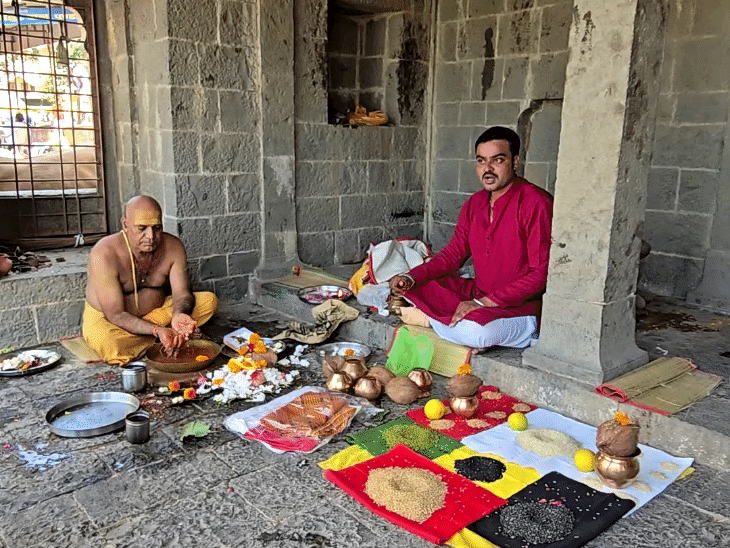 इस तरह इंदौर के घाट पर बैठकर करते हैं तर्पण।