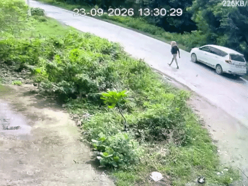 शराब के नशे में युवक लहराते हुए चल रहा था।