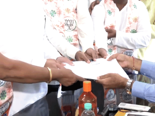 हसीरानी रथ ने 15 सितंबर को CM शुभेंदु के साथ जाकर नामांकन दाखिल किया था।