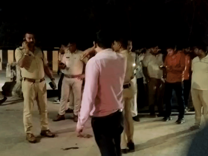 जांच करती पुलिस टीम।