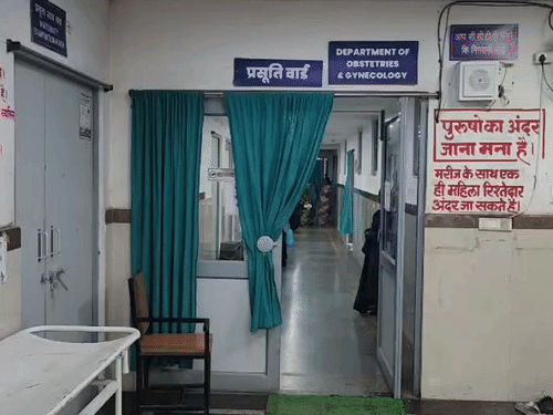 प्रबंधन का कहना है कि माधुरी सिन्हा को ऑपरेशन थिएटर ले जाया जा रहा था, तभी हार्ट अटैक आया।