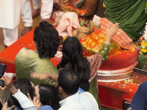 ईशा मालवीय, एक्टर गुरप्रीत के साथ दर्शन करने पहुंचीं।