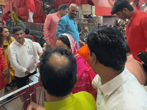 मंगलवार को संजय दत्त भी पत्नी मान्यता के साथ दर्शन करने पहुंचे।