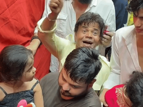 लाइन में राजपाल गणपति बप्पा मोरया का जयकारा लगाते दिखे।