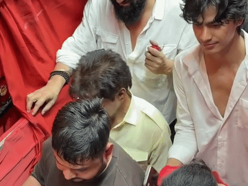 राजपाल यादव ने वीआईपी एंट्री की जगह आम लोगों के साथ दर्शन किए।