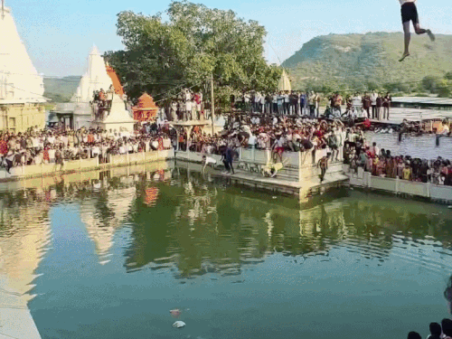 चित्तौड़गढ़ के बस्सी में तुलसी सागर तालाब में छलांग लगाते श्रद्धालु।