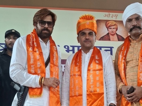मंच पर भी मासूम शर्मा के पिस्टल लिए नजर आए।