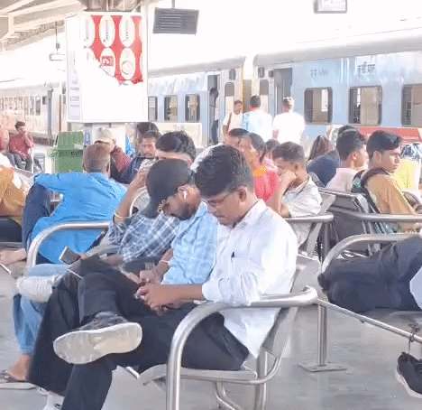 इस प्लेटफॉर्म से रोजाना हजारों पैसेंजर्स ट्रैवल करते है।