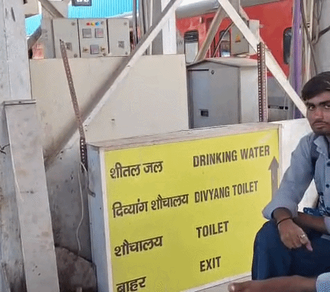 प्लेटफॉर्म पर सीढ़ियों के नीचे बोर्ड रखा तो मिला, लेकिन कहीं भी टॉयलेट नहीं।