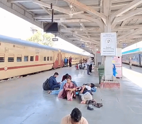 इतने बड़े प्लेटफॉर्म पर एक भी टॉयलेट की सुविधा नहीं, पैसेंजर्स ट्रेन में जाने को मजबूर।