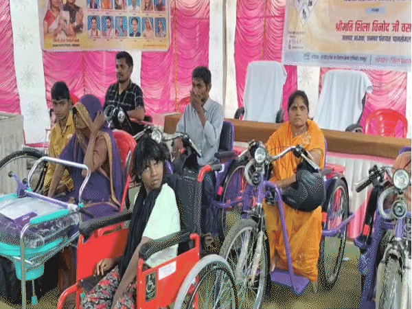बड़वानी में भाजपा विधायक ने दिव्यांगों को उपकरण वितरण में इंतजार कराया।