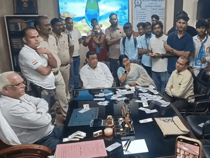 कुलगुरु चैंबर में नकली नोट फेंके गए।