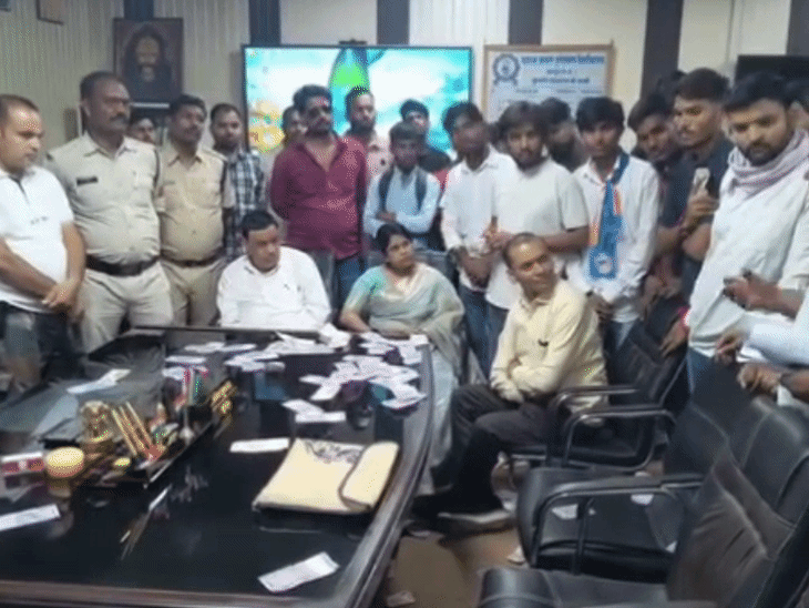 कुलगुरु चैंबर में घुसे कार्यकर्ता, आमरण अनशन की चेतावनी दी।