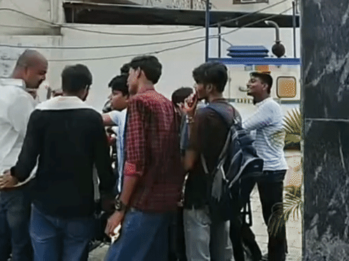 दोनों गुटों के समर्थकों की भारी भीड़ थाने पर जुटी रही