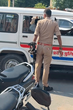 छात्र नेताओं को गाड़ी में बैठाकर थाने ले जाती पुलिस