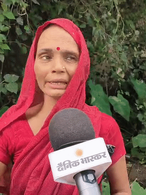 यह अरविंद की बहन साधना हैं, जो दरवाजा खुलवाने गई तो वह गुस्से में बोला- जाओ यहां से, वरना गोली मार दूंगा।