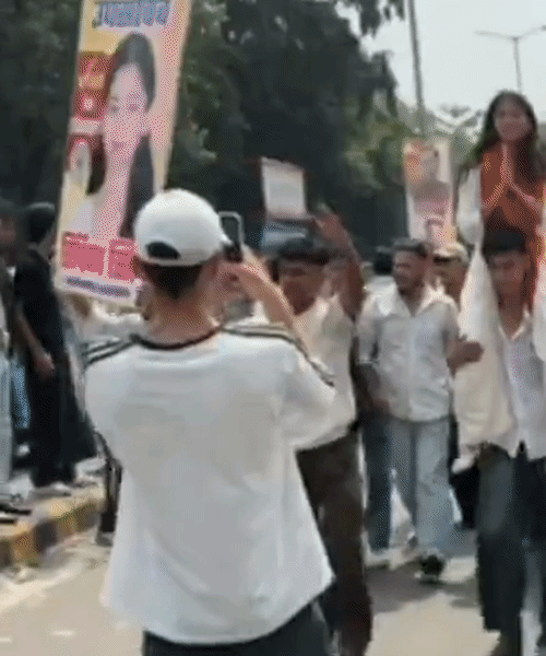 छात्र संघ चुनाव के शक्ति प्रदर्शन जुलूस में छात्रों को टक्कर मारते हुए आगे बढ़ती BJP स्टीकर लगी कार।