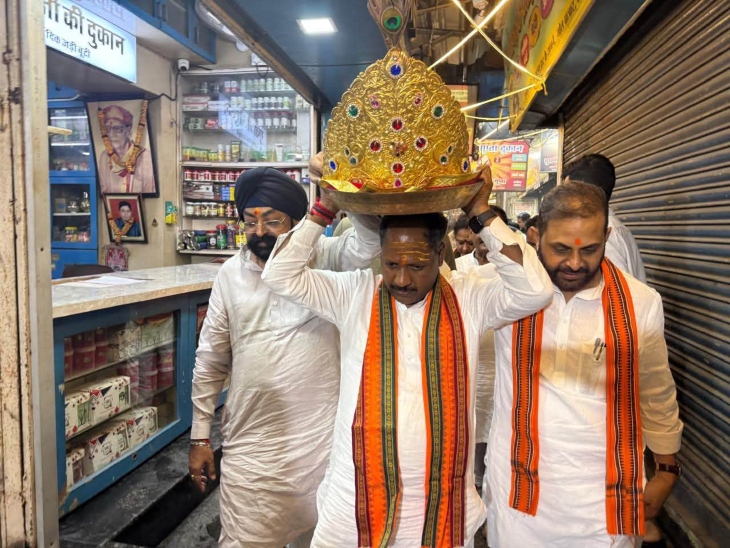 भाजपा प्रदेश महामंत्री संगठन पवन कुमार साय ने गोलबाजार पहुंचकर श्री गणेश जी को स्वर्ण मुकुट धारण कराया और आरती-पूजन किया।