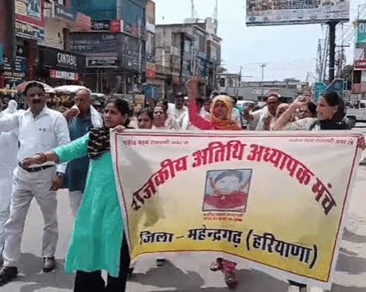 महेंद्रगढ़ में प्रदर्शन करते गेस्ट टीचर।-फाइल