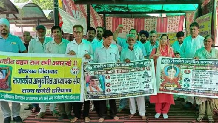 पक्का करने की मांग को लेकर प्रदर्शन करते गेस्ट टीचर्स।-फाइल फोटो