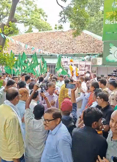 राजद कार्यकर्ता हाथों में झंडा लेकर निकले हैं।