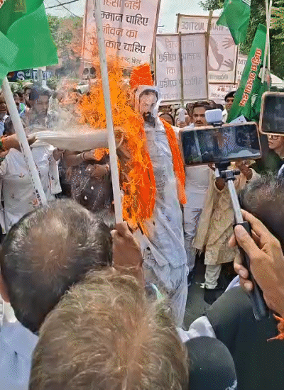 राजद कार्यकर्ताओं ने पुतला दहन किया।