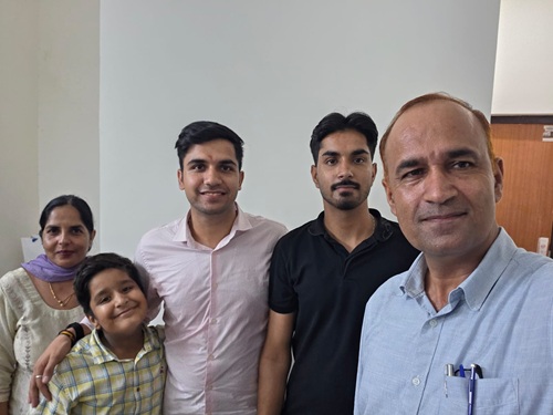 परिवार के साथ हिमांशु ढिल्लो।