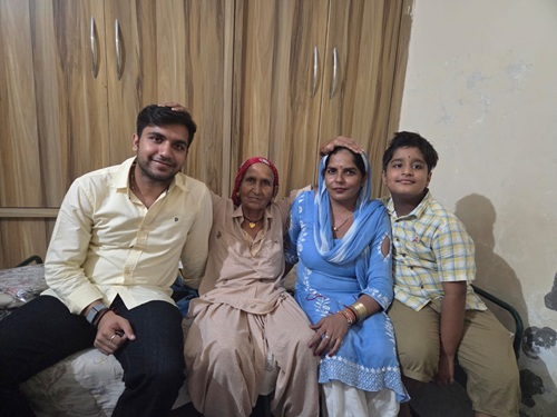 परिवार के साथ हिमांशु ढिल्लो।