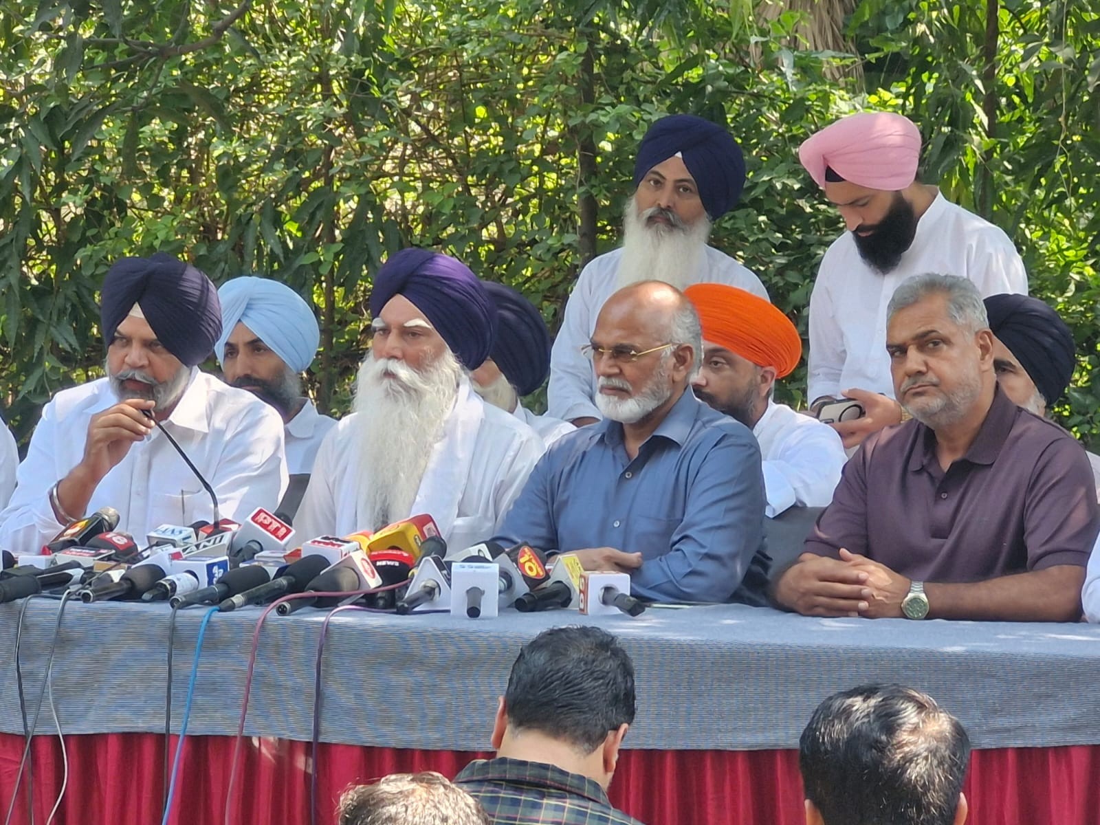 ED के पूर्व अधिकारी निरंजन सिंह (दाएं से दूसरे) ने सांसद अमृतपाल सिंह की पार्टी जॉइन की है। - Dainik Bhaskar
