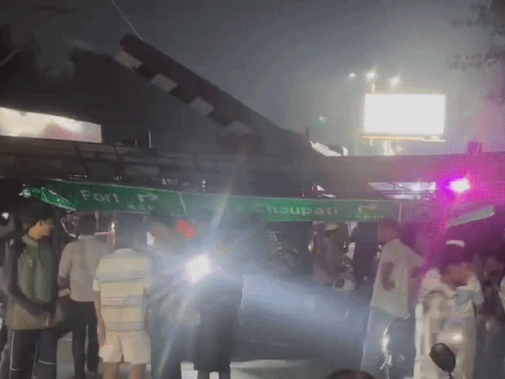 बस हाइट गेज और डेस्टिनेशन बोर्ड में जा टकराई, जिससे वो धराशायी हो गए