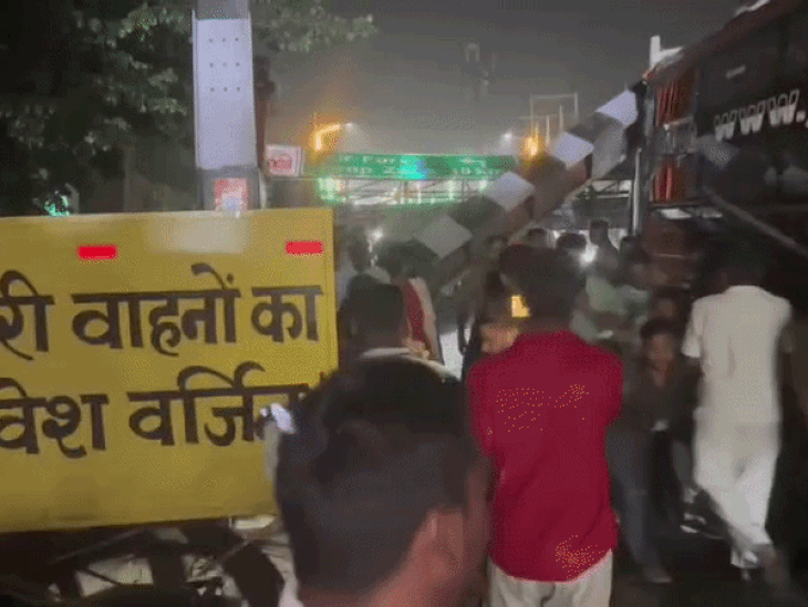 जहां बस टकराई उस जगह भारी वाहनों का प्रवेश वर्जित का बोर्ड लगा हुआ है।