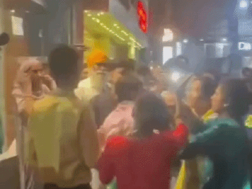 युवती की पिटाई करती महिलाओं।