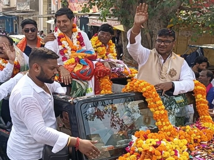 नगर परिषद चेयरमैन मयंक गोयल के शपथ ग्रहण समारोह से पहले चेयरमैन और पार्षदों का जुलूस निकाला गया।