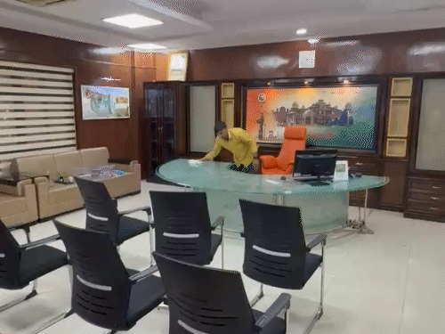 मेयर कक्ष की सफाई करते हुए कर्मचारी।