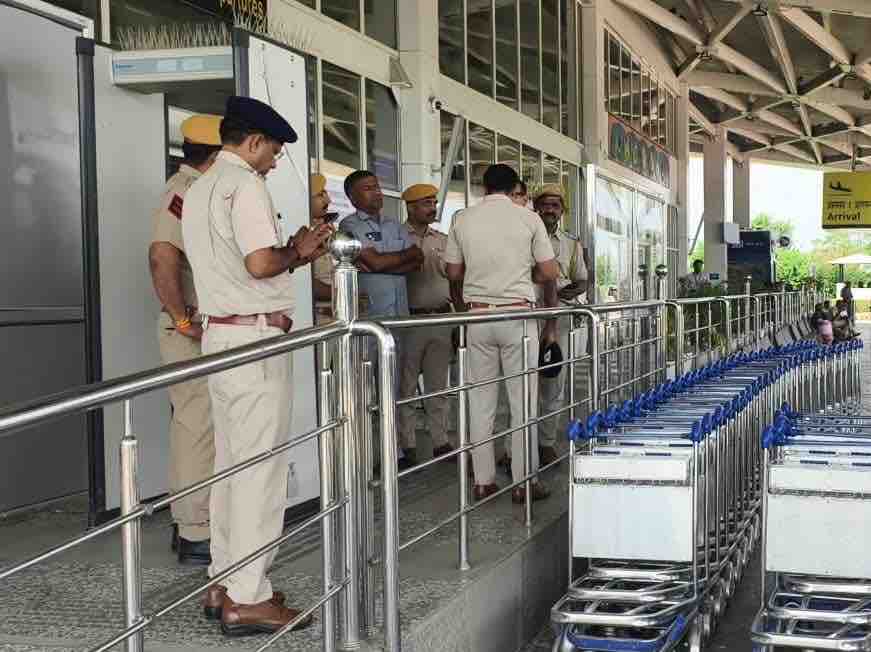 विमान की क्रैश लैंडिंग की आशंका को देखते हुए NDRF और SDRF के जवानों सहित दूसरे सुरक्षा और बचाव दलों को तैयार रखा गया।