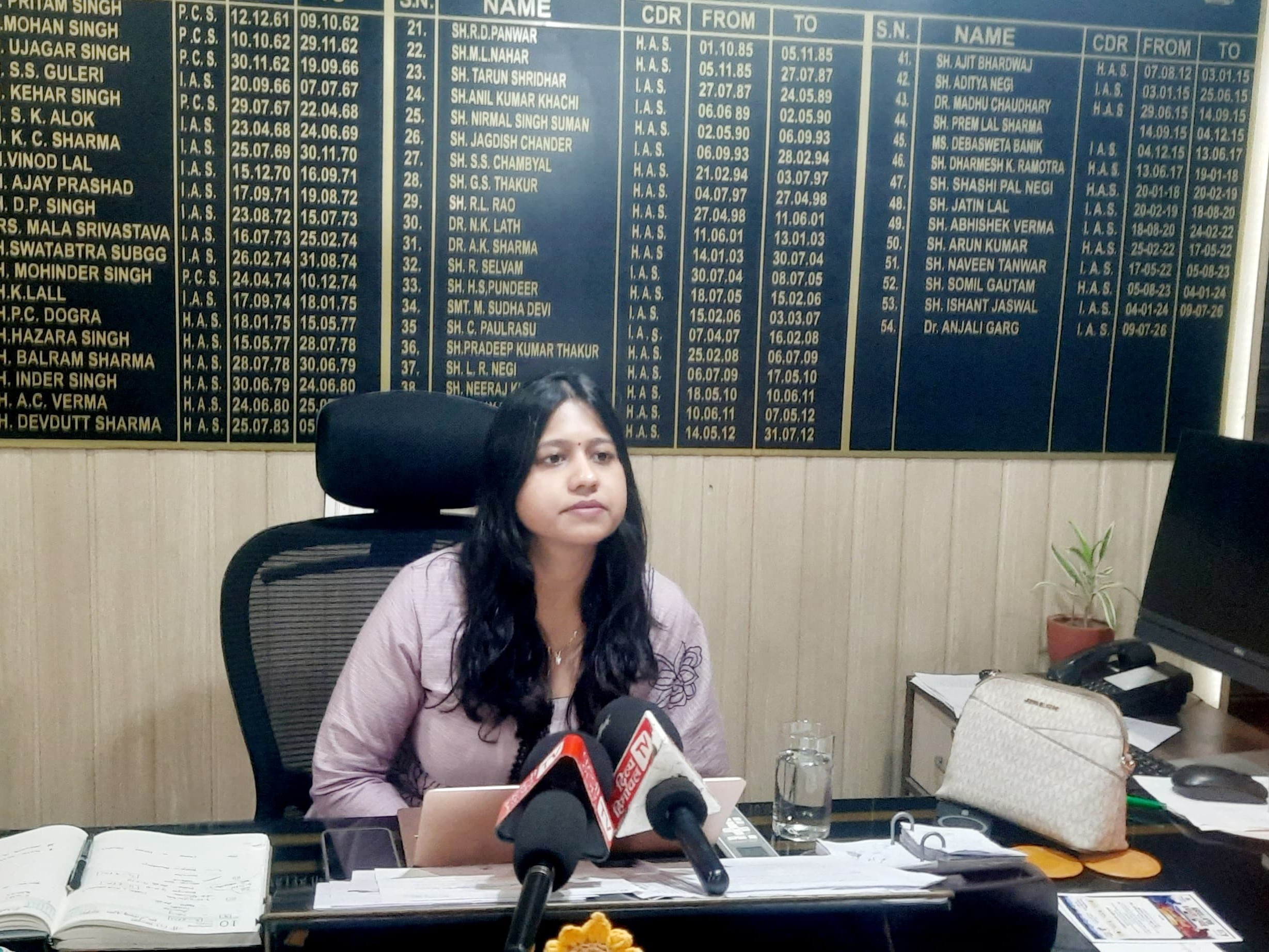 एसडीएम अंजलि गर्ग जानकारी देते हुए।