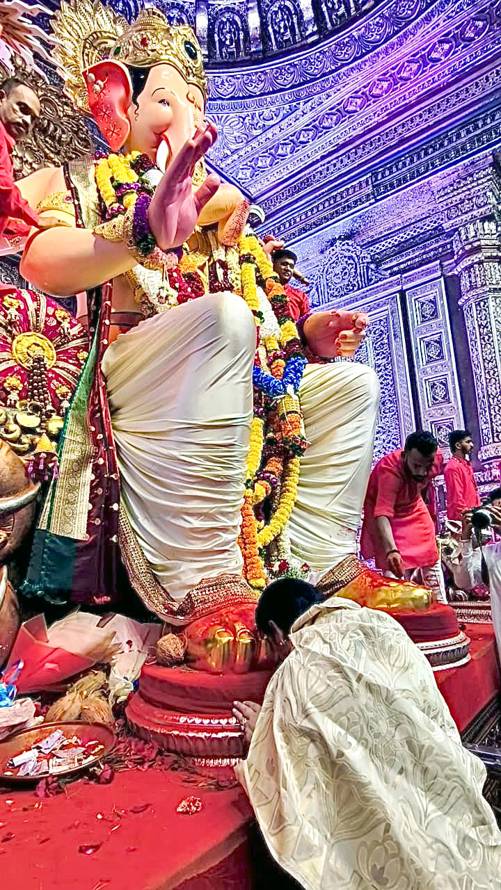 मुंबई में गणेश उत्सव के दौरान लालबागचा राजा में पूजा करने राजनीति और फिल्म जगत के सेलेब्रिटी पहुंच रहे हैं।