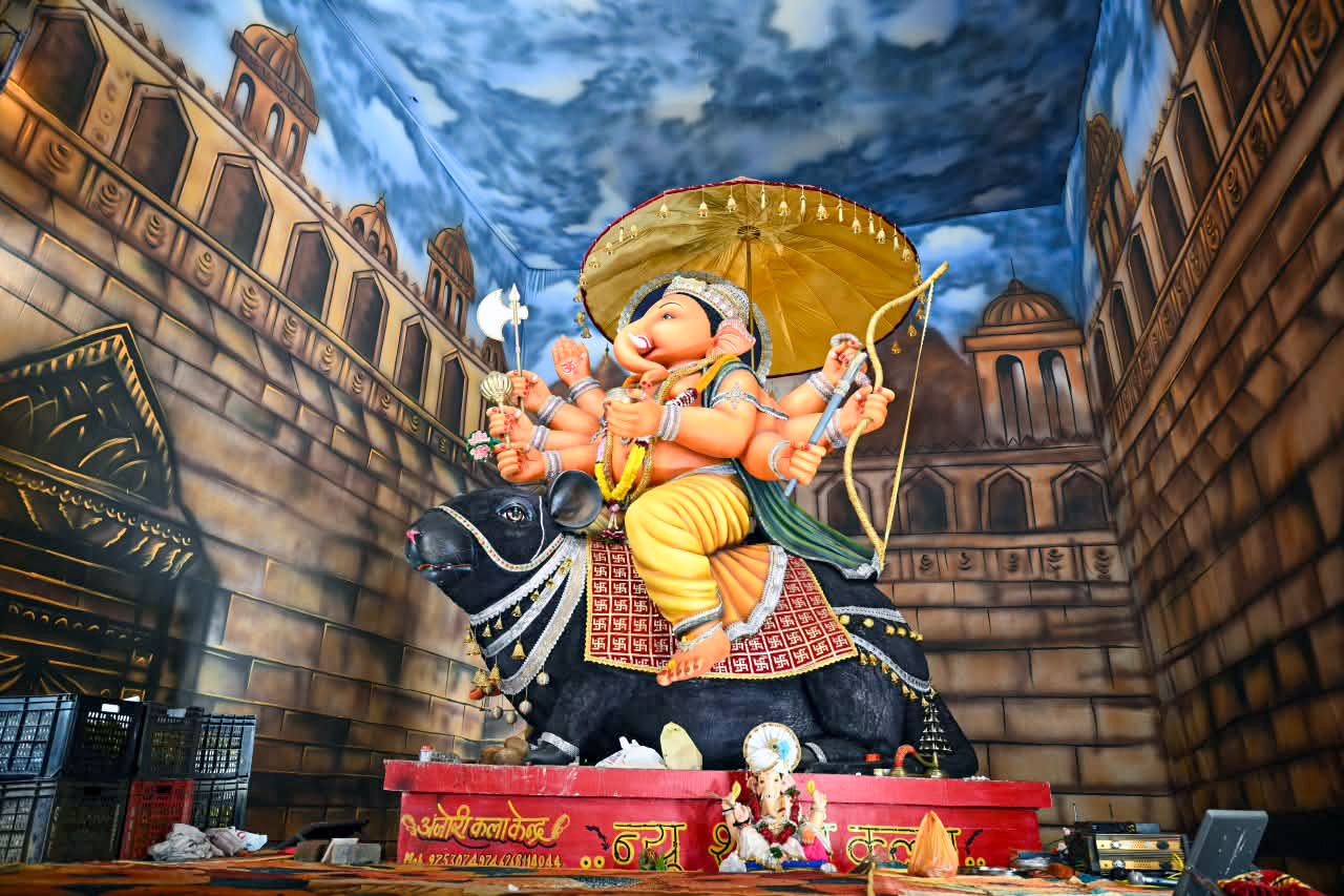 छत्तीसगढ़ के रायपुर में भगवान गणेश को मदसुर राक्षस का वध करते हुए दिखाया गया है, जो नशे और अहंकार का प्रतीक है।