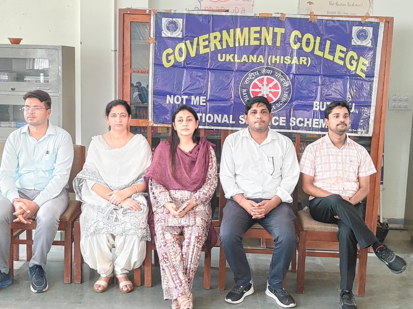 कार्यक्रम के दौरान मंच पर मौजूद कॉलेज स्टाफ।