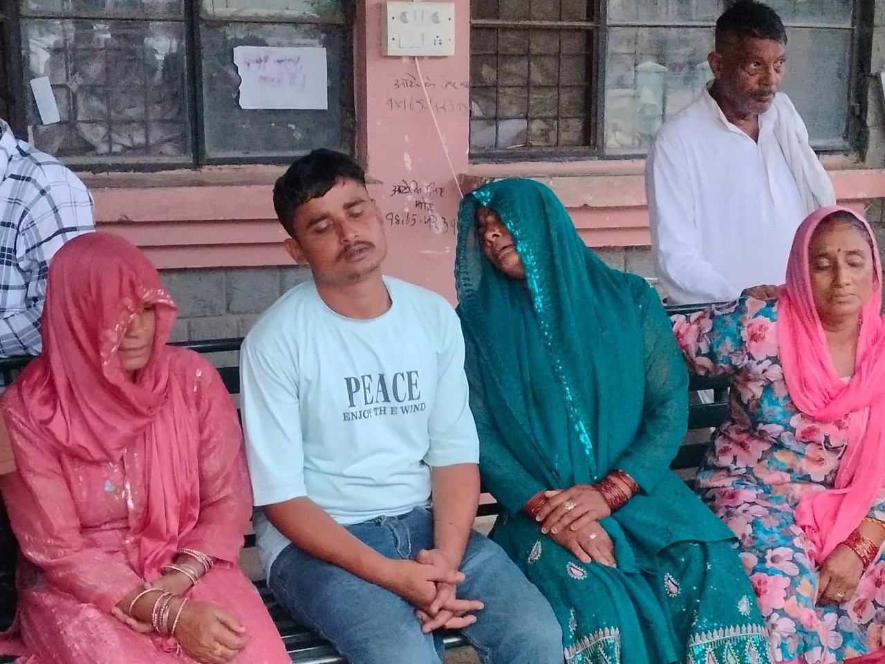 ज्वालामुखी में महिला की मौत पर विलाप करते परिजन। - Dainik Bhaskar