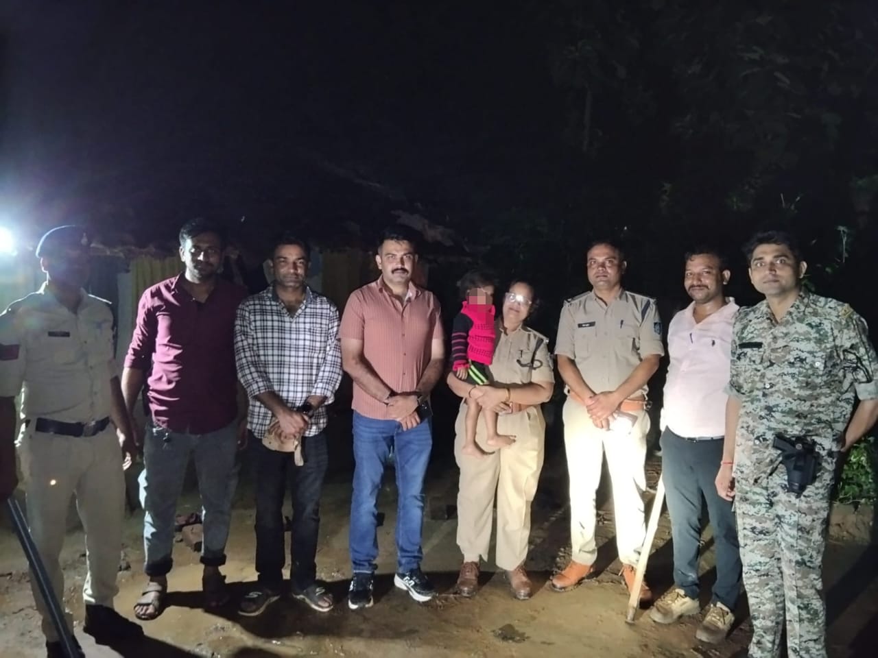 पुलिस ने आधी रात में बच्ची को ढूंढकर परिजन को सौंप दिया।